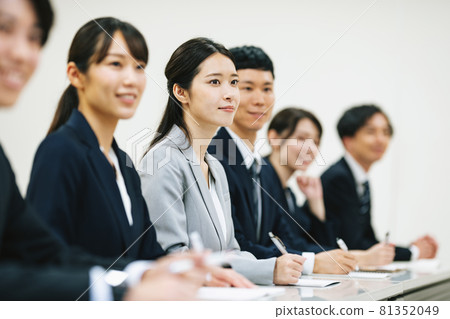 接受培訓的商務人士 81352049