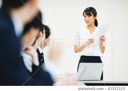 出席會議的職業女性 出席會議的職業女性 81352123