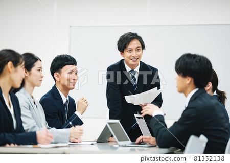 商務人士在會議上討論 81352138
