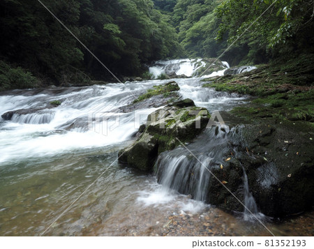 山口縣山口市藏目川的水流 山口縣山口市藏目川的水流 81352193