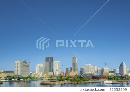 Cityscape of Yokohama Minato Mirai in the early morning 81352299