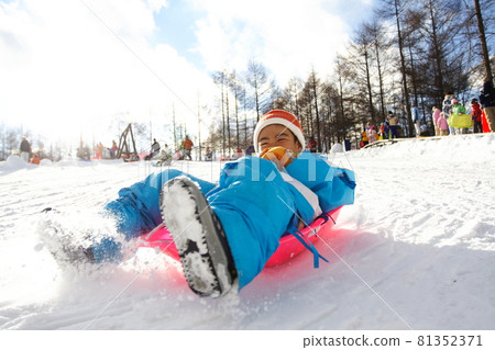 雪橇,兒童坡道,滑雪場,雪國,輕井澤雪樂園,兒童,單板滑雪,雪 81352371