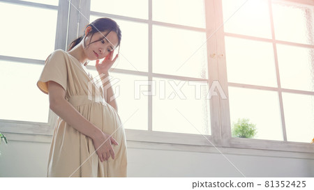 A worried pregnant woman 81352425