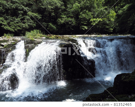 山口縣最著名的瀑布之一——正名瀑布的風景 山口縣最著名的瀑布之一——正名瀑布的風景 81352465