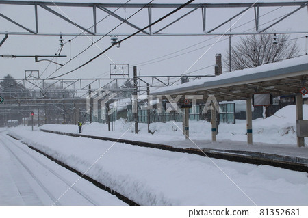 At the Kurohime Station platform on the Kita-Shinano Line in winter (Shinanomachi, Kamiminochi District, Nagano Prefecture) At the Kurohime Station platform on the Kita-Shinano Line in winter (Shinanomachi, Kamiminochi District, Nagano Prefecture) 81352681