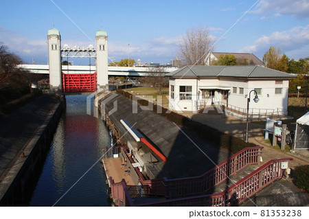 秋天的伏見港和三須門 81353238