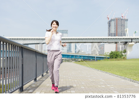 A woman who jogs 81353776