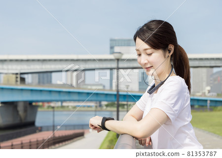 一位女士用智能手錶檢查自己的健康狀況 81353787