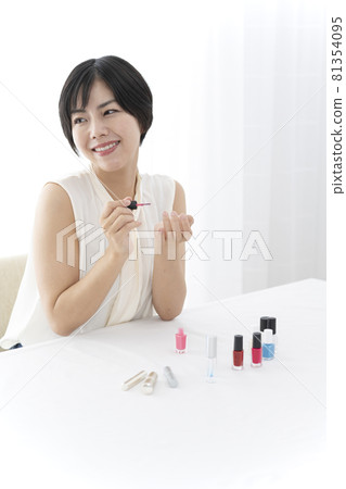 靠窗台化妝的女性美容護膚 靠窗台化妝的女性美容護膚 81354095