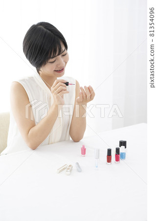 靠窗台化妝的女性美容護膚 靠窗台化妝的女性美容護膚 81354096