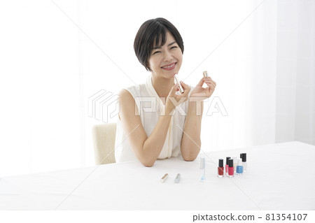 靠窗台化妝的女性美容護膚 靠窗台化妝的女性美容護膚 81354107
