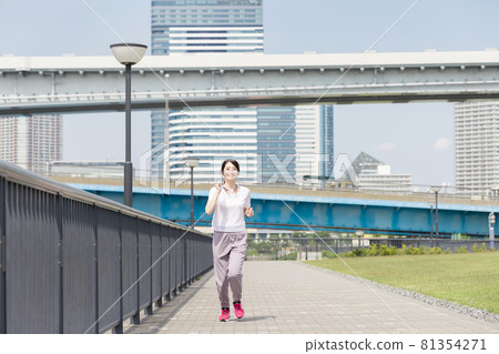 A woman who jogs 81354271