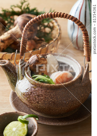 Steamed mushroom pot 81354361