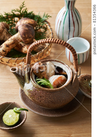 蒸蘑菇鍋 蒸蘑菇鍋 81354366