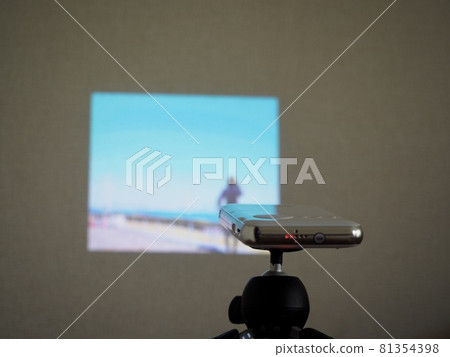 在家投影儀看電影 在家投影儀看電影 81354398
