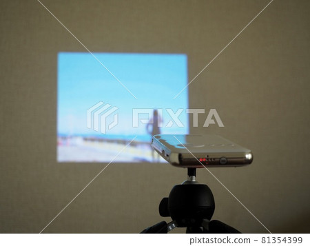 迷你投影儀看電影 迷你投影儀看電影 81354399