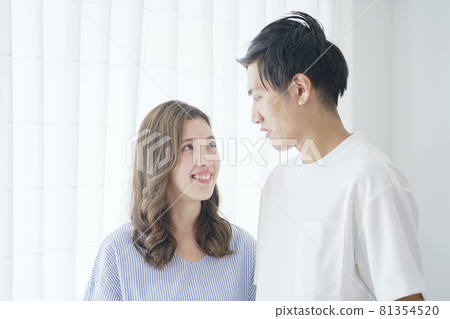 Smile couple 81354520