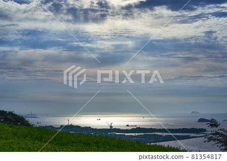 Landscape sea surface shine 81354817