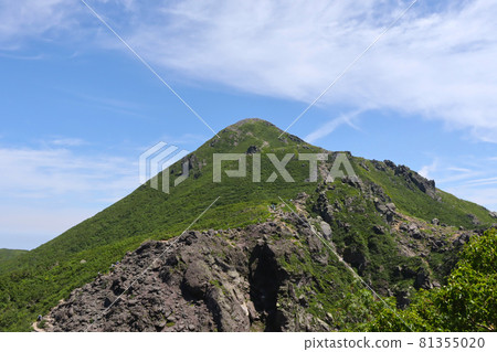 Mt. Tsugaru Fuji Iwaki in summer, the summit seen from the mountain trail, Aomori Prefecture Mt. Tsugaru Fuji Iwaki in summer, the summit seen from the mountain trail, Aomori Prefecture 81355020