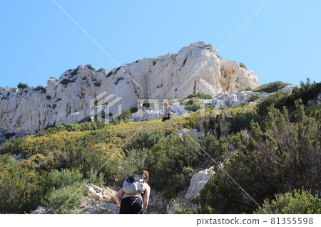 Alpinists heading for climbing 81355598