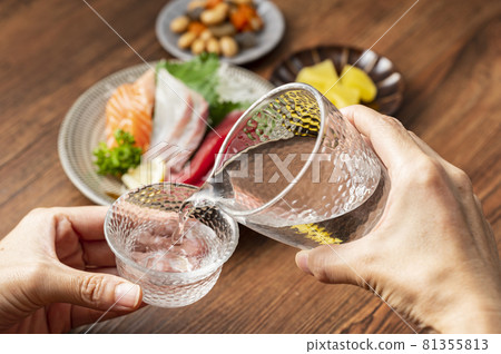 生魚片、清酒、家庭飲品、家庭飲品 生魚片、清酒、家庭飲品、家庭飲品 81355813