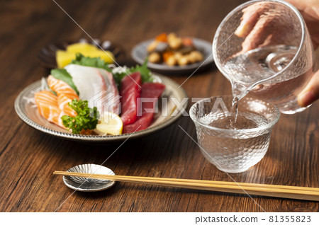 Sashimi, sake, home drink, home drink 81355823