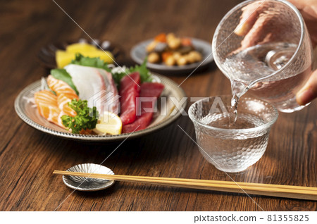 Sashimi, sake, home drink, home drink 81355825