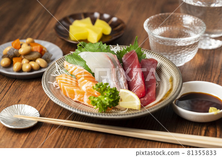 Sashimi, sake, home drink, home drink 81355833