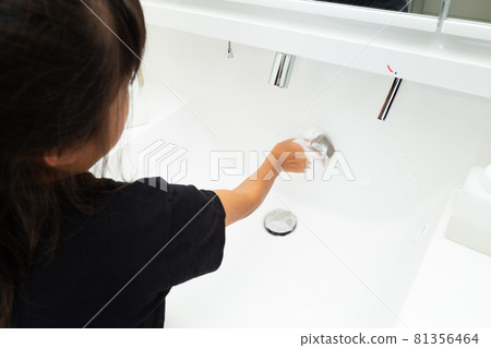 清潔洗臉盆的女孩 81356464