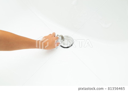 Cleaning the wash basin 81356465