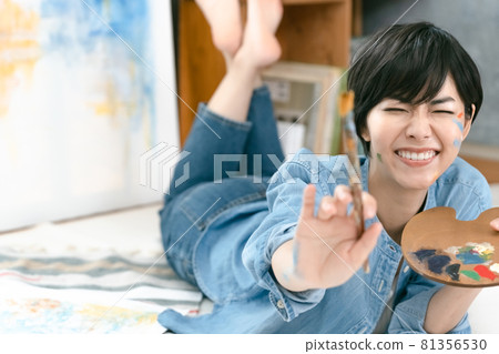 Woman drawing a picture 81356530