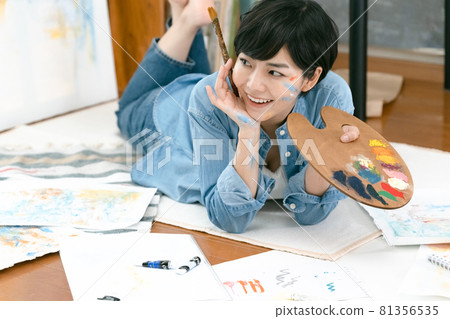 畫畫的女人 81356535
