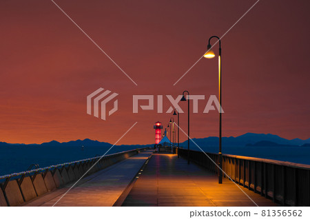 Early morning red lighthouse, Takamatsu Port, Kagawa Prefecture, illustration Early morning red lighthouse, Takamatsu Port, Kagawa Prefecture, illustration 81356562