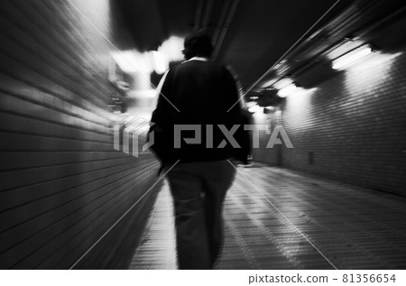人們走在地下通道下 人們走在地下通道下 81356654
