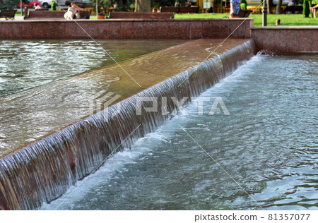 Split-level swimming pool and overflowing water. 81357077