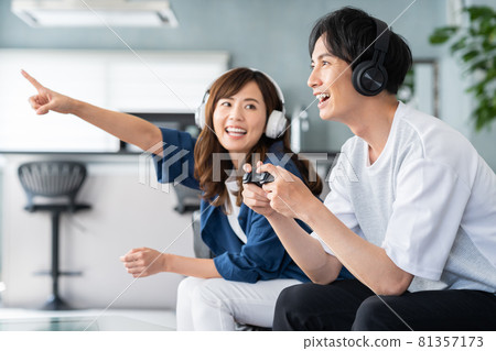 Esports games couples family couples living lifestyle 81357173