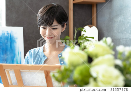 畫畫的女人 81357578