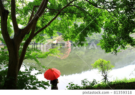 Beautiful lake reflection, daily leisure town Beautiful lake reflection, daily leisure town 81359318