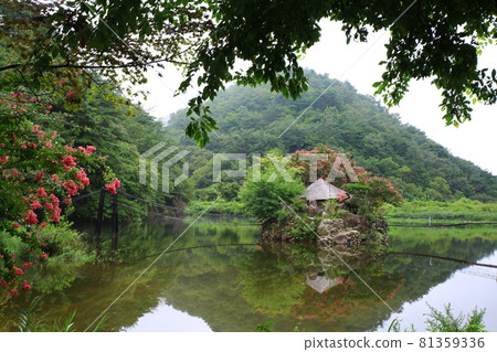 Beautiful lake reflection, daily leisure town Beautiful lake reflection, daily leisure town 81359336