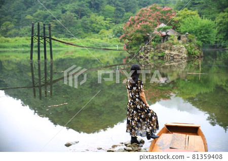 Beautiful lake reflection, daily leisure town Beautiful lake reflection, daily leisure town 81359408