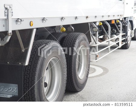 一輛大卡車的右側 81359511
