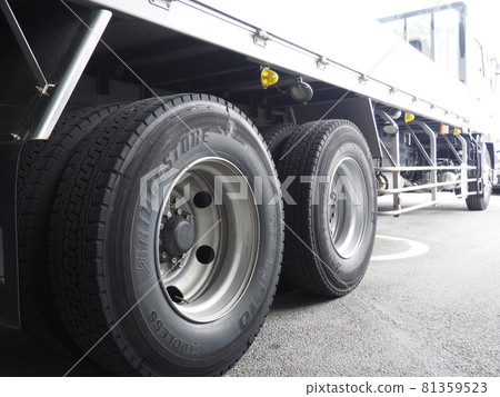 Right side of a large truck Right side of a large truck 81359523