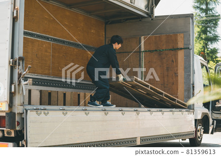 Cargo handling work on the truck bed 81359613