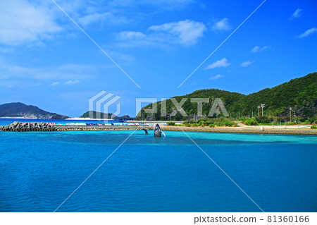 沖繩慶良間群島座間味島座間味港周邊景色 81360166