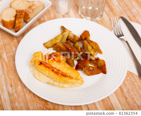 Grilled chicken fillet with artichokes Grilled chicken fillet with artichokes 81362354