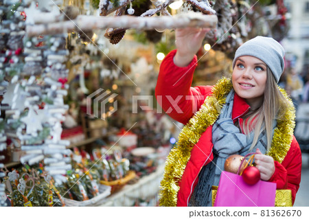 Girl shopping Christmas decorations Girl shopping Christmas decorations 81362670
