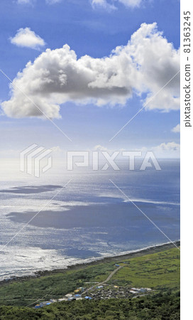 從蘭嶼的氣象站俯瞰海景及村落 81363245