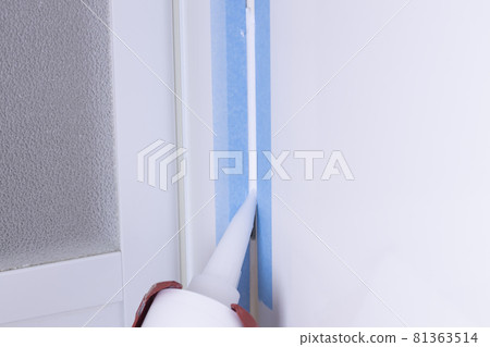 Reworking of deteriorated caulking in the corner of the unit bath Curing with masking tape 81363514