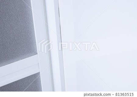 Reworking of deteriorated caulking in the corner of the unit bath Curing with masking tape 81363515