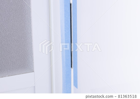 Reworking of deteriorated caulking in the corner of the unit bath Curing with masking tape 81363518